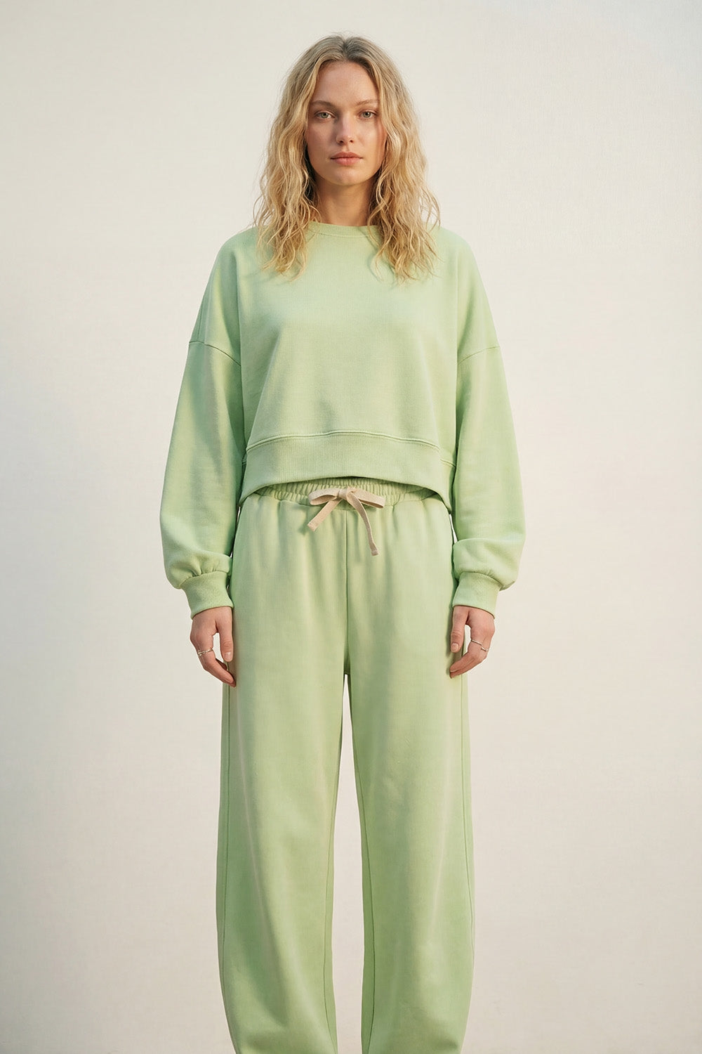 Sweatshirt básica com gola redonda e ombros caídos em verde