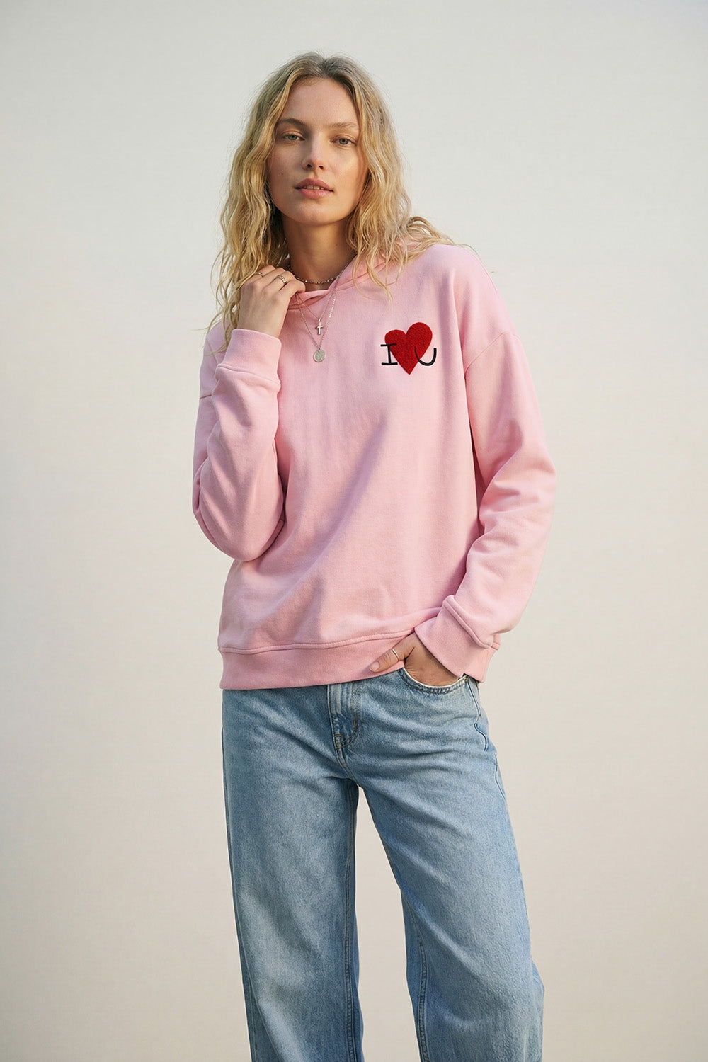 Camisola com capuz super macia rosa bebé com gráfico de corações em bouclé