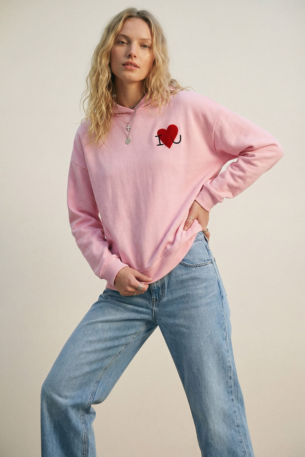 Camisola com capuz super macia rosa bebé com gráfico de corações em bouclé