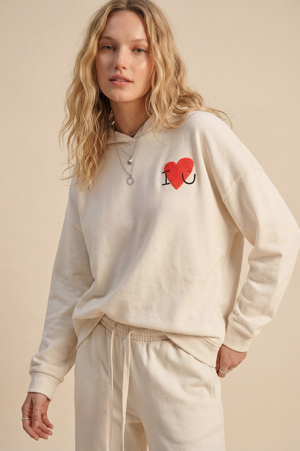 Camisola com capuz super macia em creme com gráfico de corações em bouclé