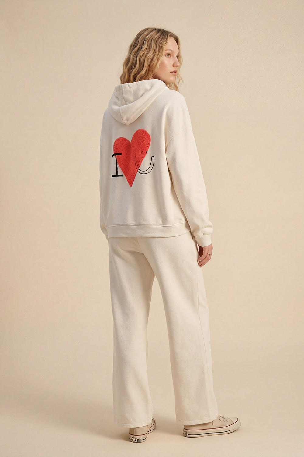 Camisola com capuz super macia em creme com gráfico de corações em bouclé