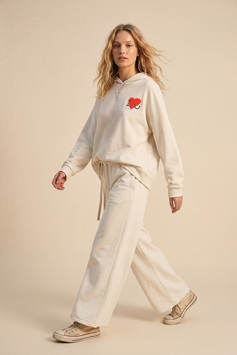 Camisola com capuz super macia em creme com gráfico de corações em bouclé