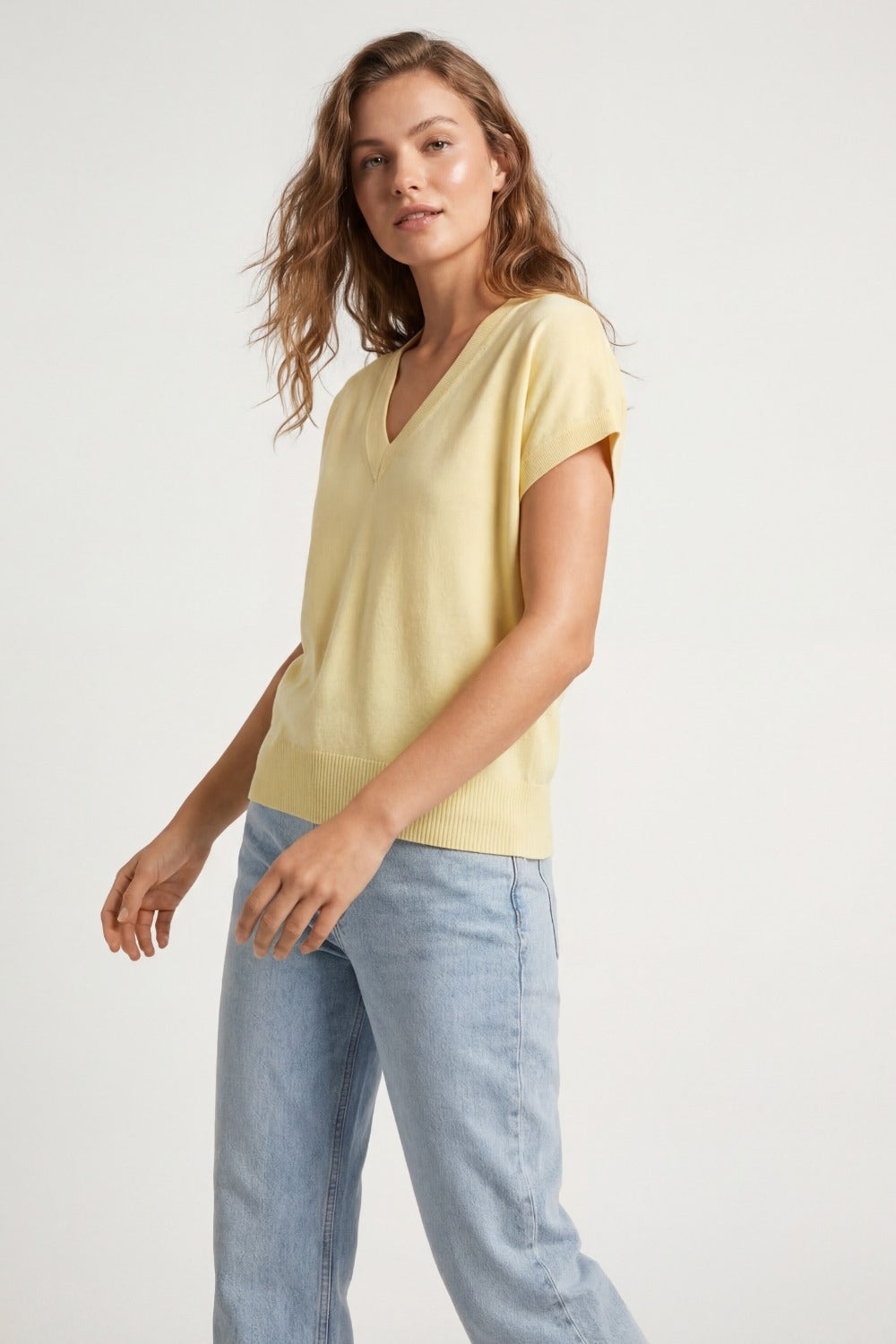 Camisola de malha fina e leve com decote em V largo em amarelo