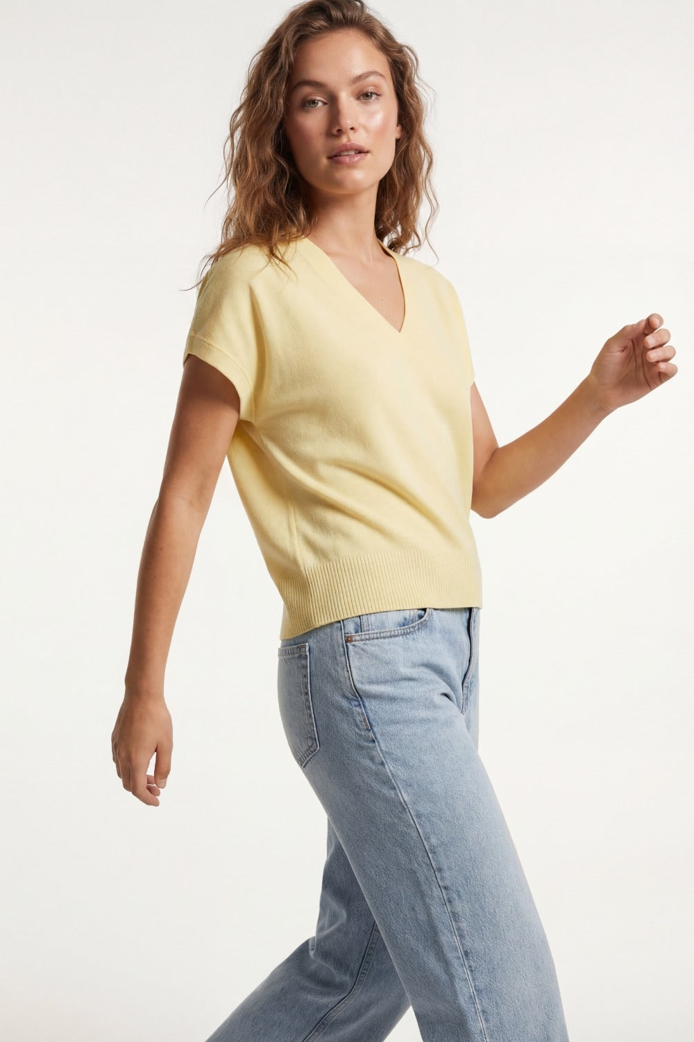 Camisola de malha fina e leve com decote em V largo em amarelo