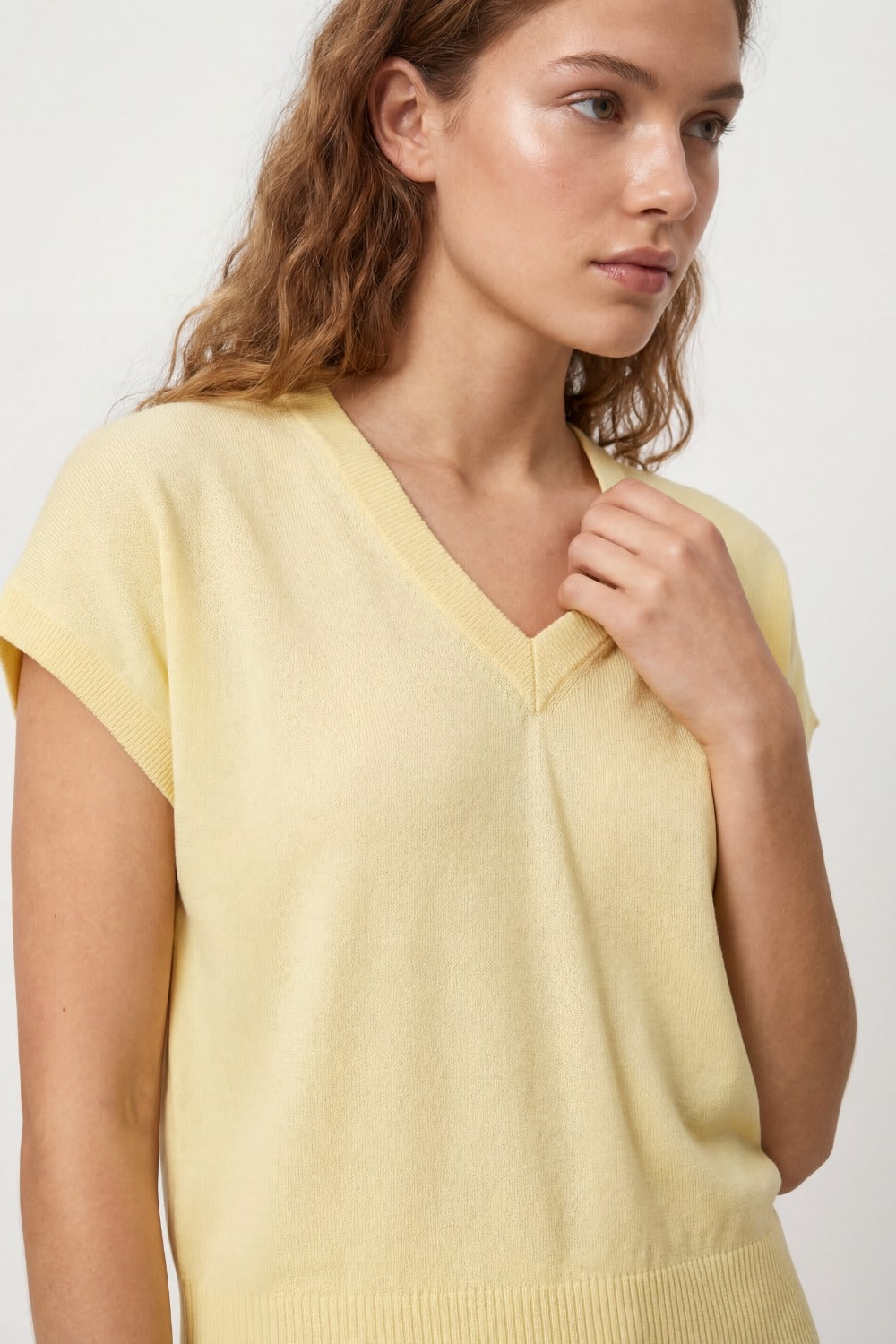 Camisola de malha fina e leve com decote em V largo em amarelo