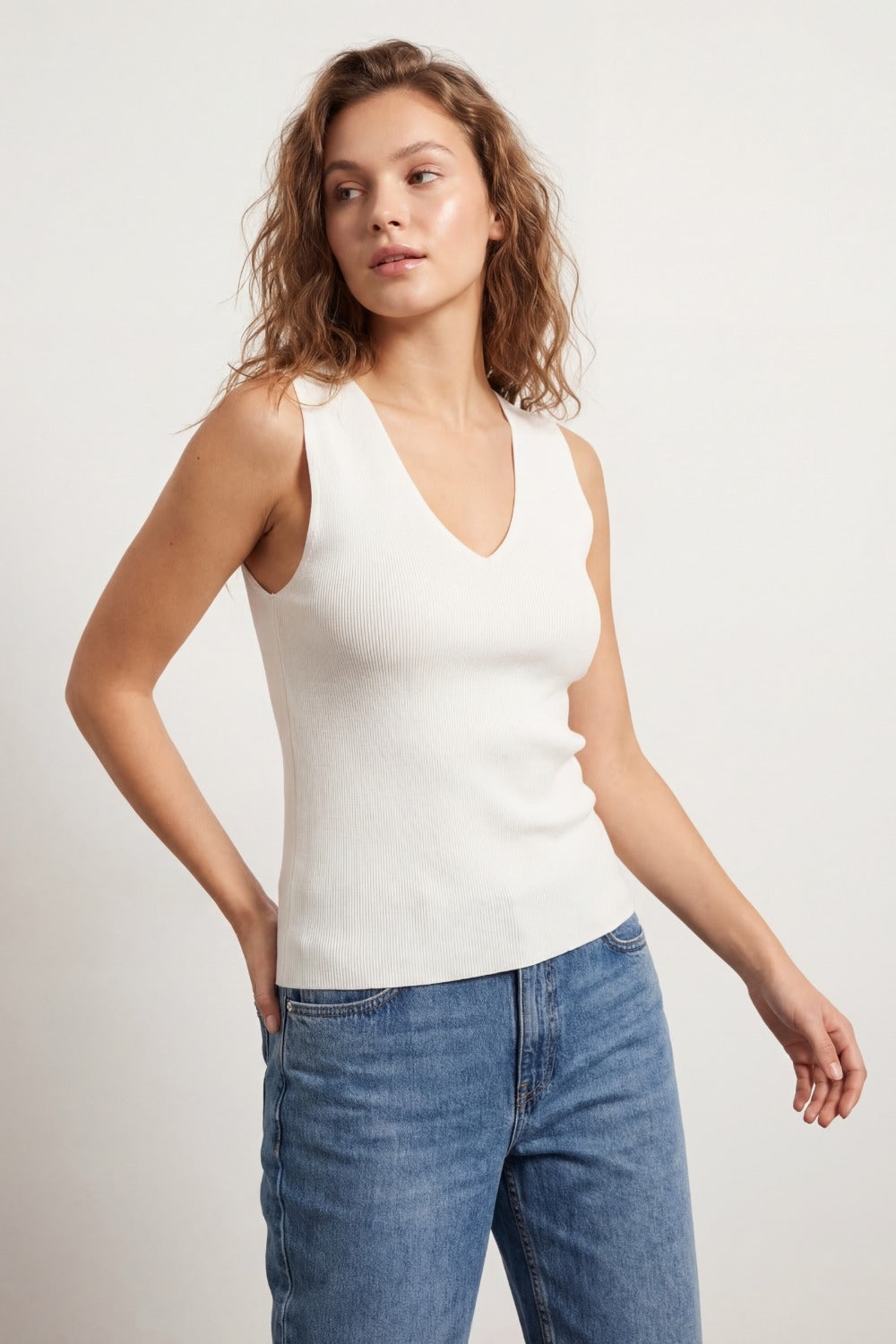 Top branco sem mangas de malha fina com decote em V