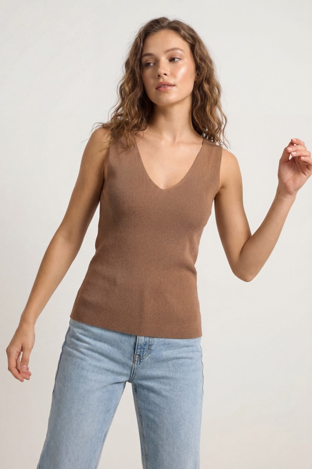Camisa de malha fina sem mangas na cor camelo com decote em V