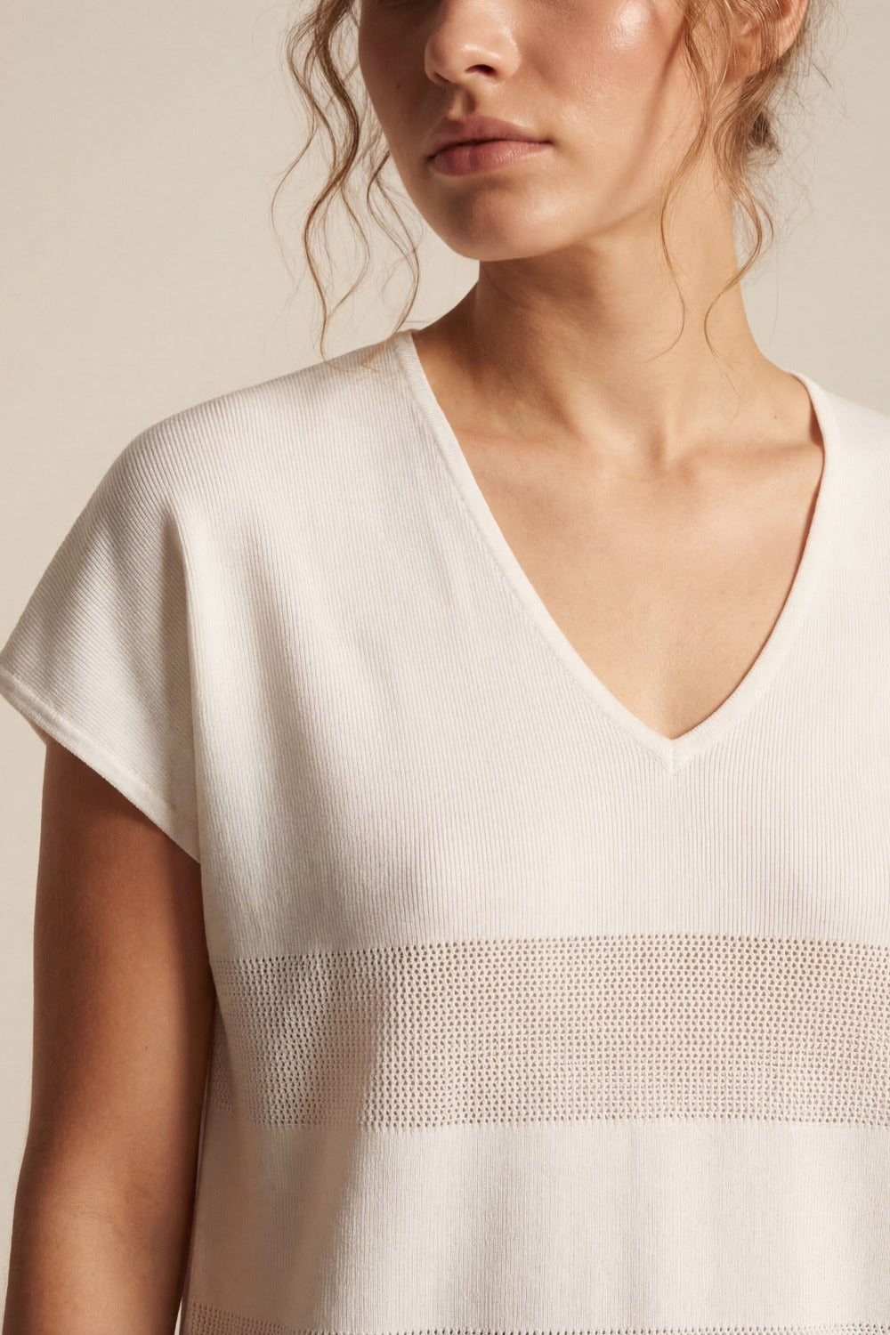 Camisola de malha branca com decote em V e pormenor de ponto aberto