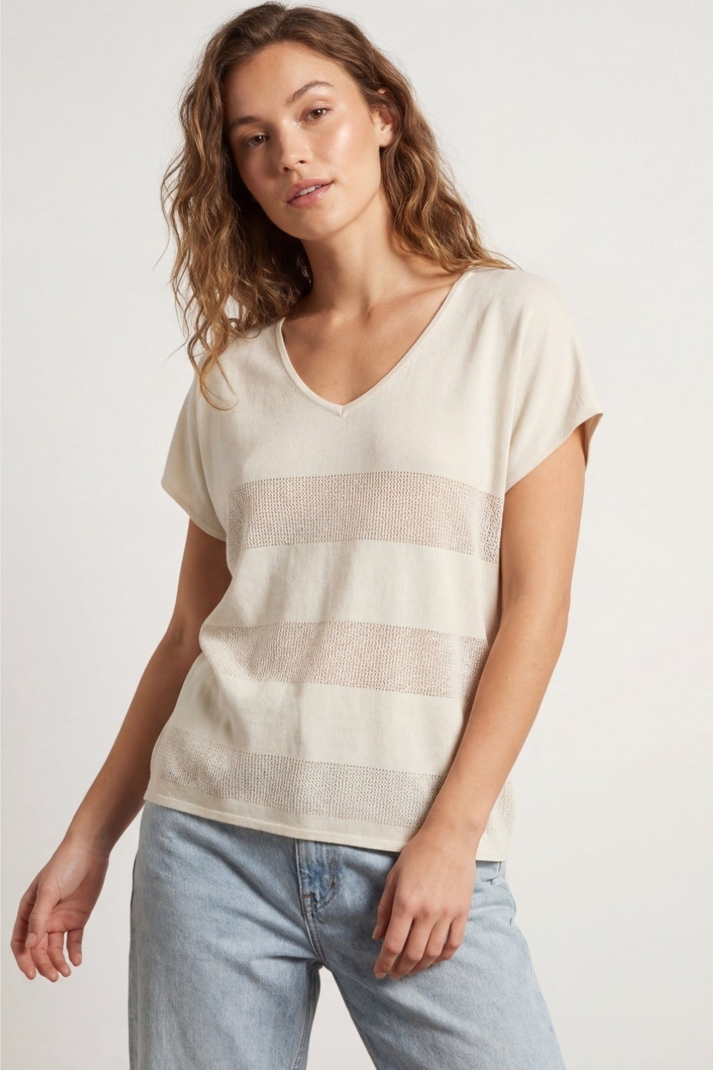 Camisola de malha bege com decote em V e pormenor de ponto aberto