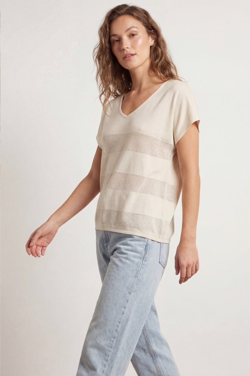 Camisola de malha bege com decote em V e pormenor de ponto aberto