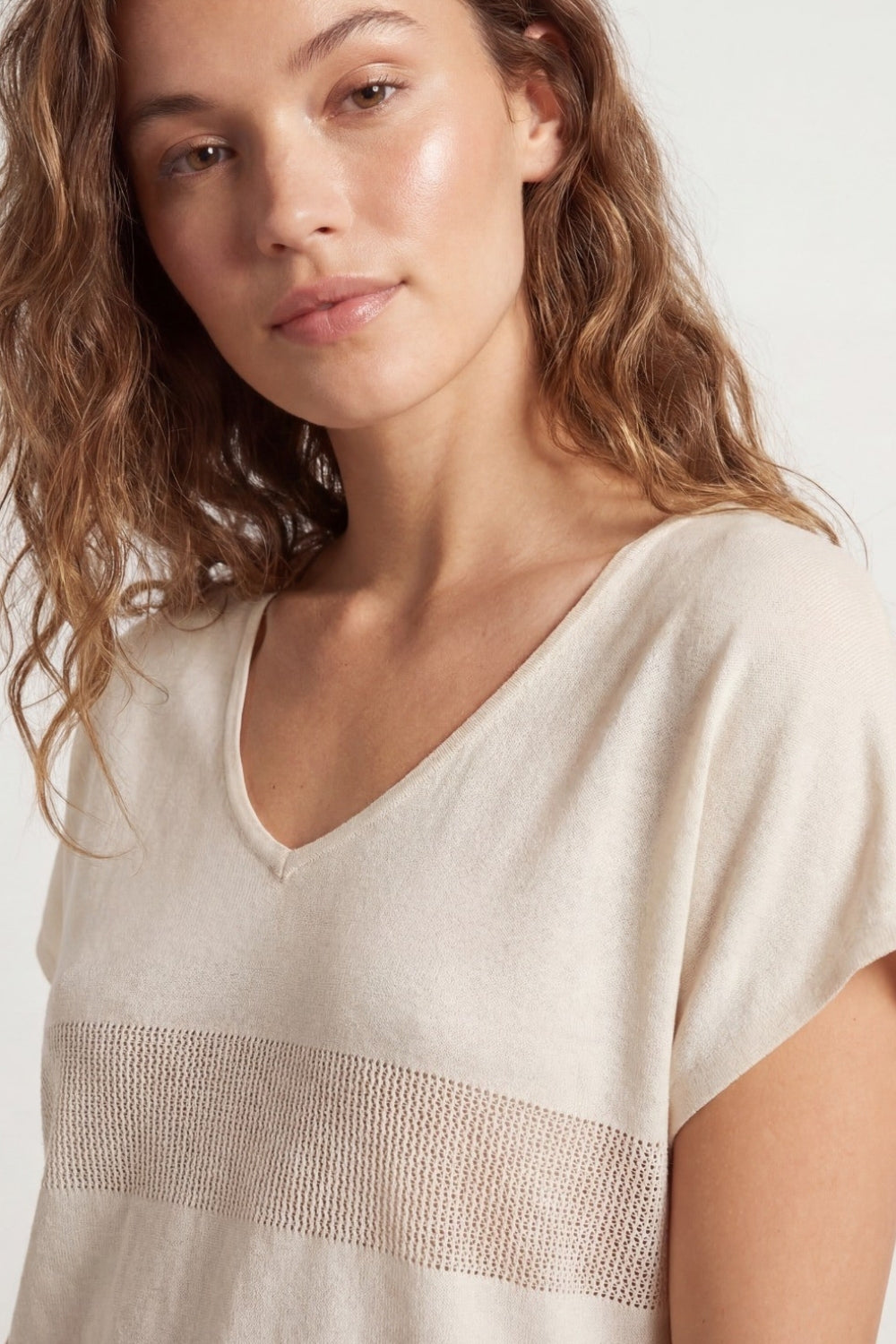 Camisola de malha bege com decote em V e pormenor de ponto aberto
