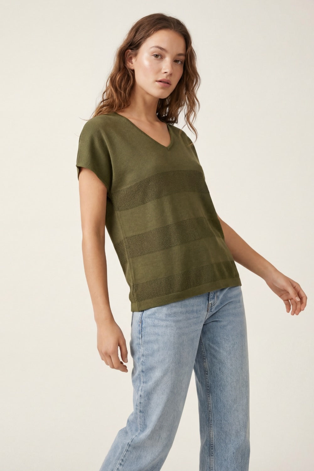 Camisola de malha cáqui com decote em V e pormenor de ponto aberto