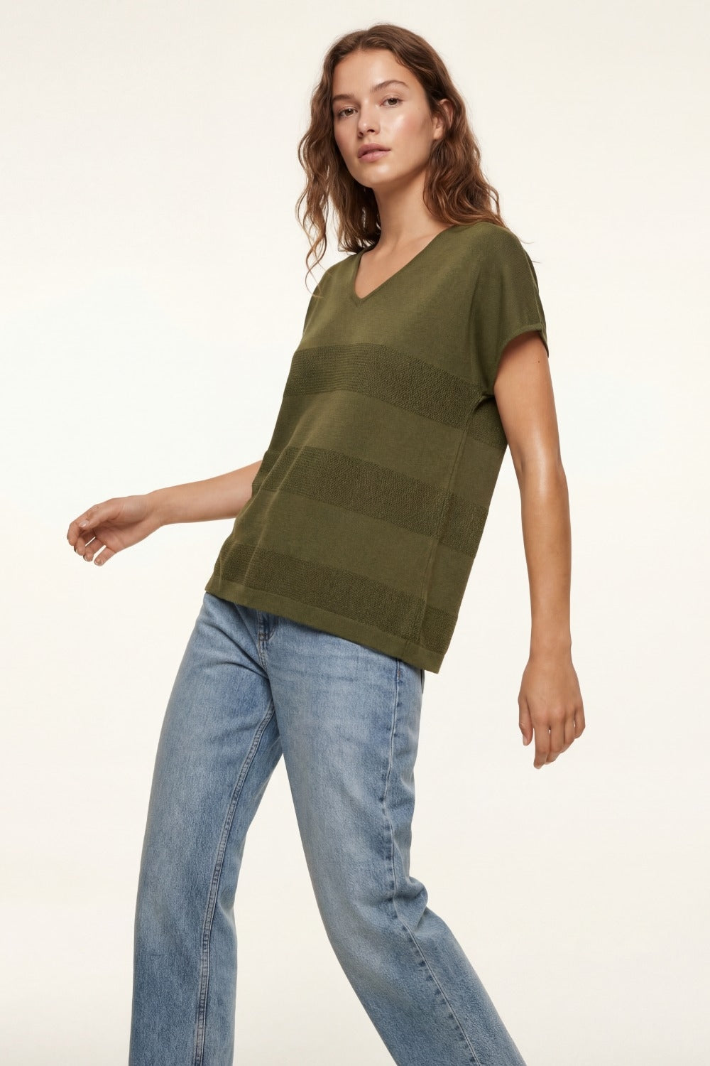 Camisola de malha cáqui com decote em V e pormenor de ponto aberto