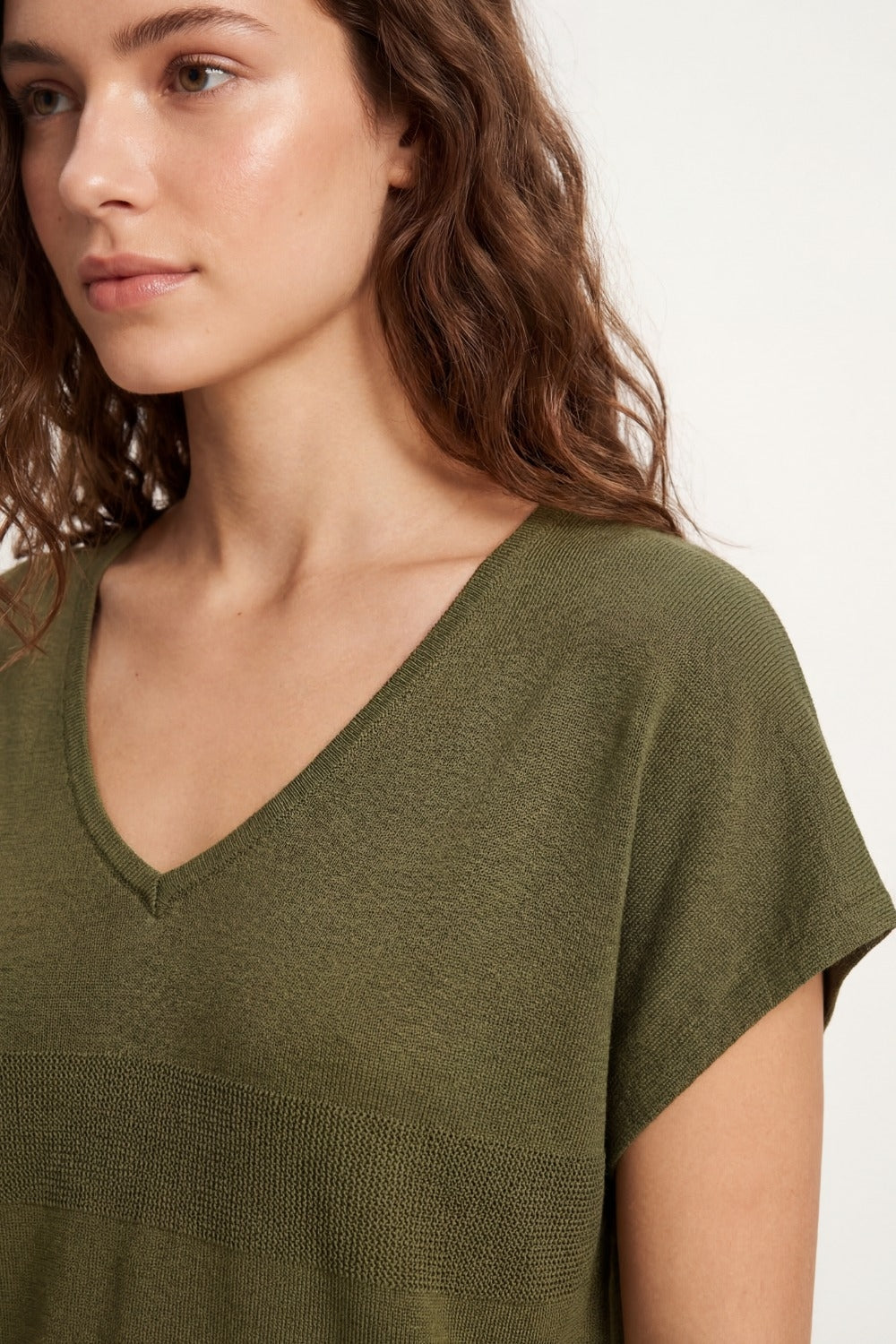 Camisola de malha cáqui com decote em V e pormenor de ponto aberto