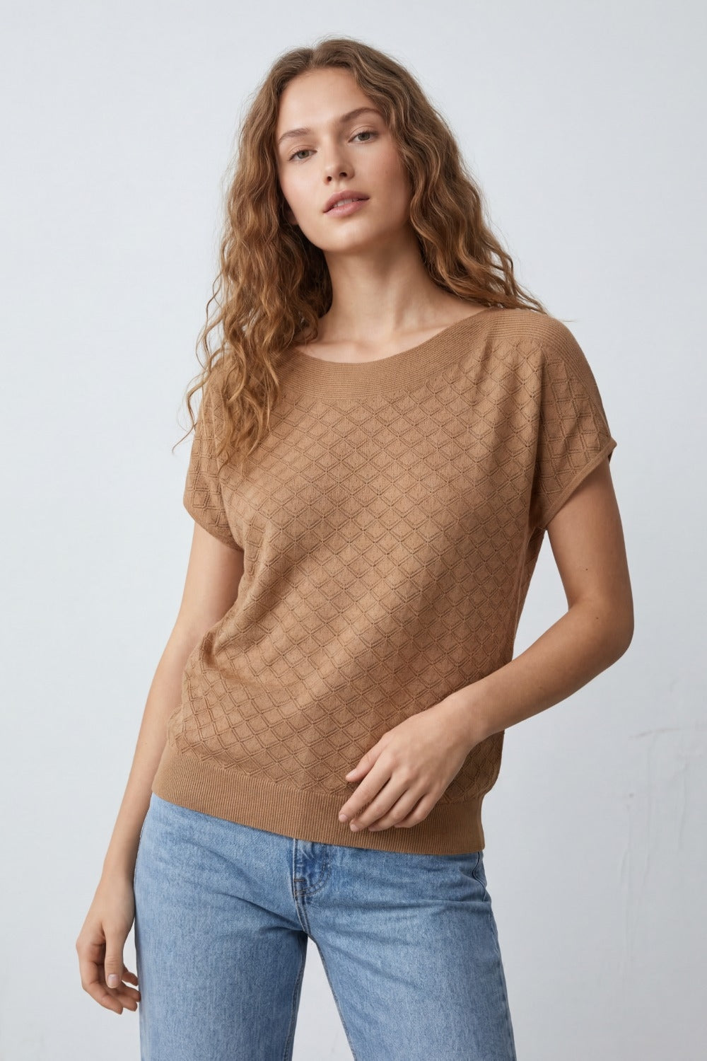 Camisola de Malha de Manga Curta em Camelo com Padrão Texturizado