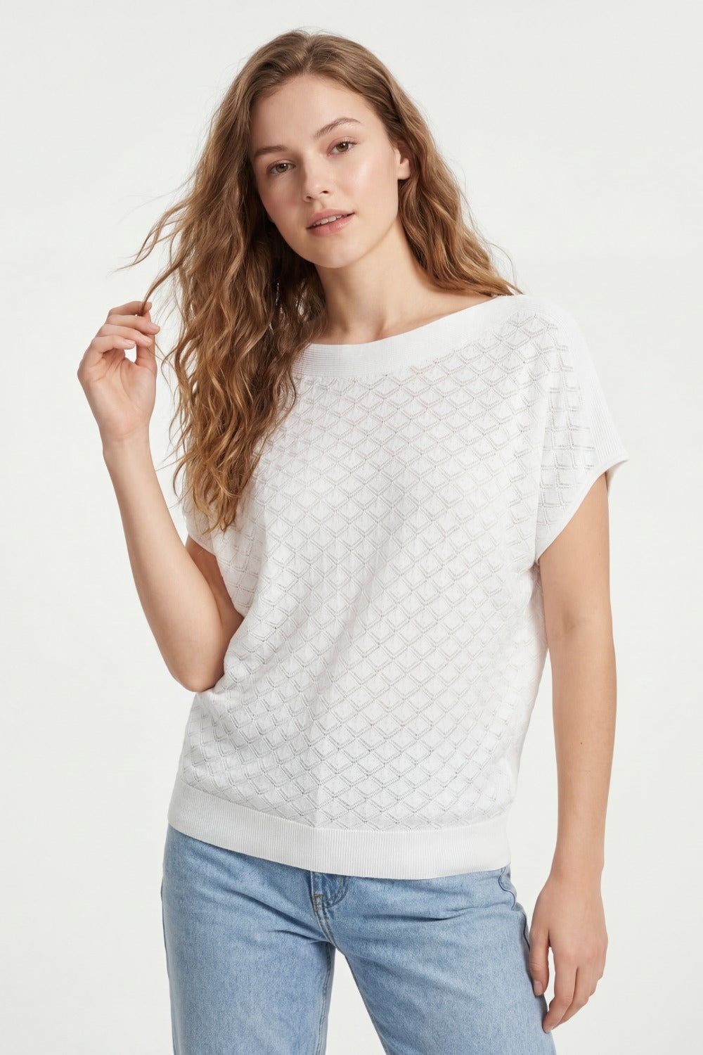 Camisola de malha branca texturada com padrão de diamantes