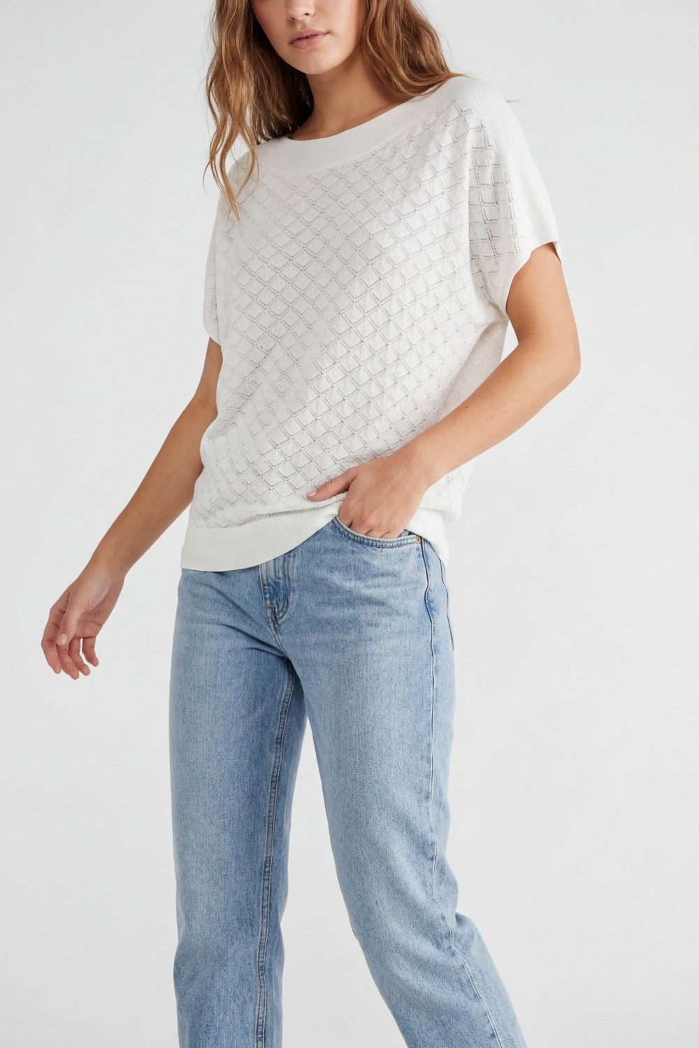 Camisola de malha branca texturada com padrão de diamantes