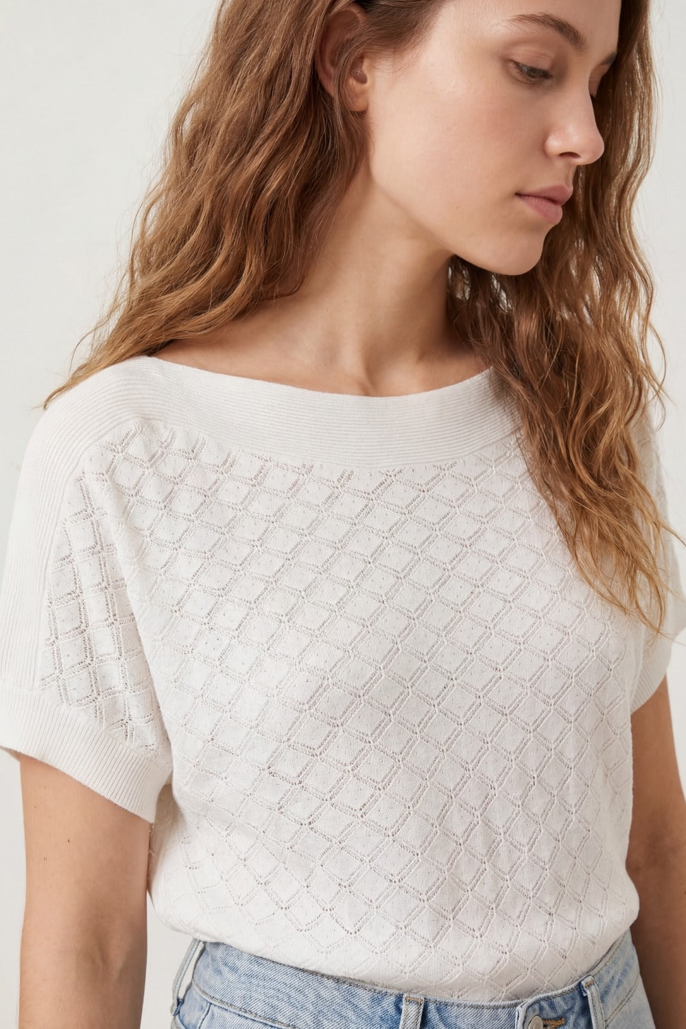 Camisola de malha branca texturada com padrão de diamantes