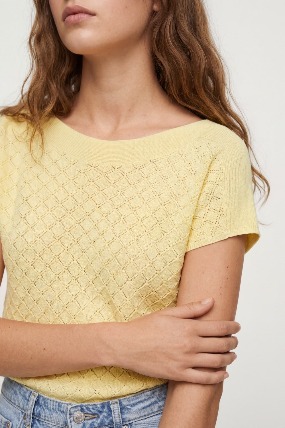 Suéter de Malha Texturizada com Manga Curta em amarelo