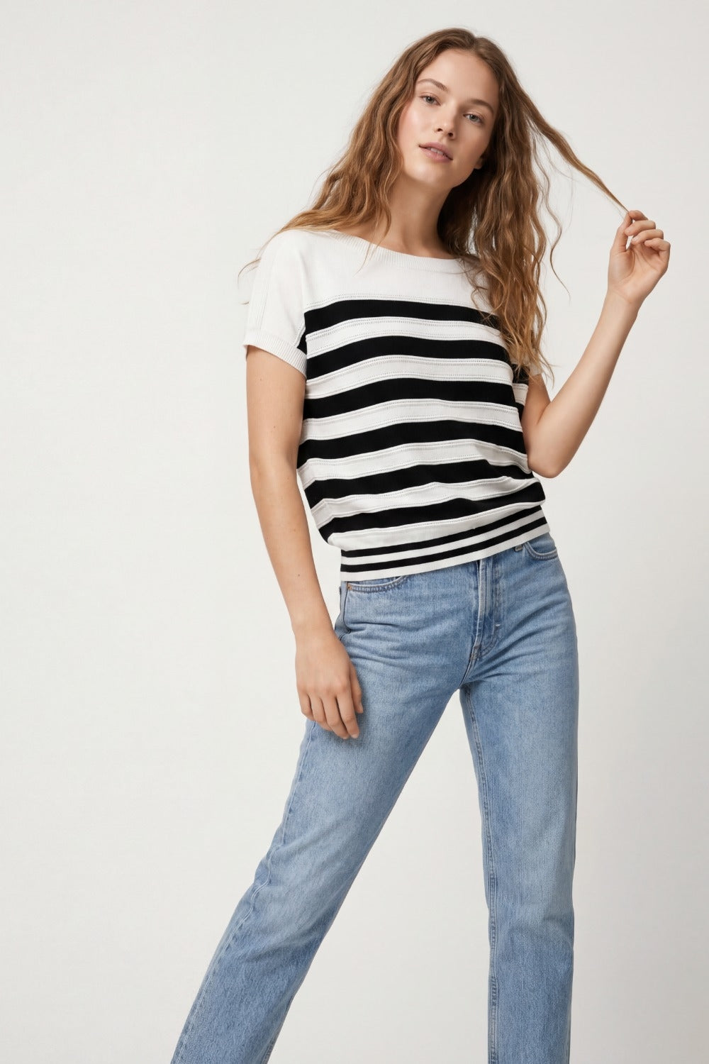 Suéter de malha listrado em preto e branco com decote canoa