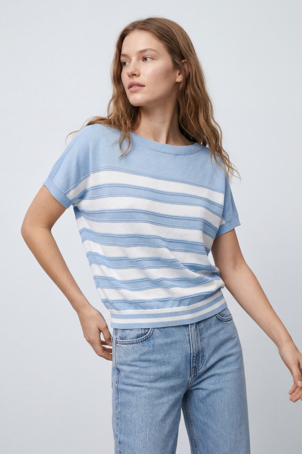 Camisola de manga curta de malha às riscas azul clara