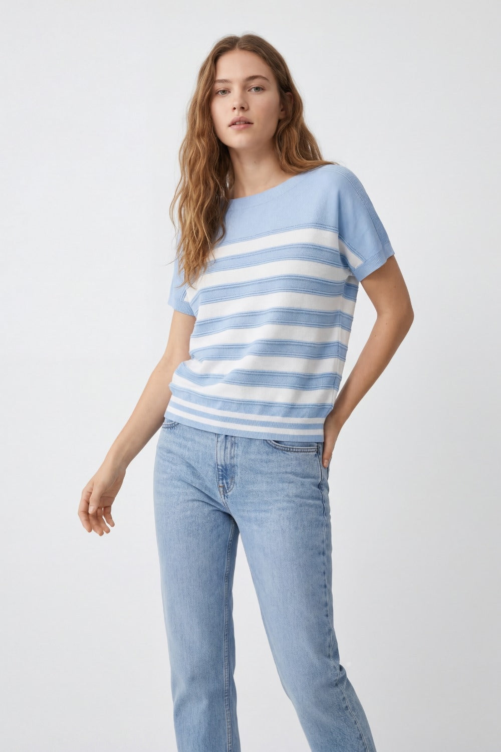 Camisola de manga curta de malha às riscas azul clara