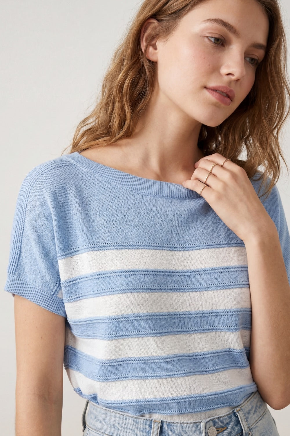 Camisola de manga curta de malha às riscas azul clara