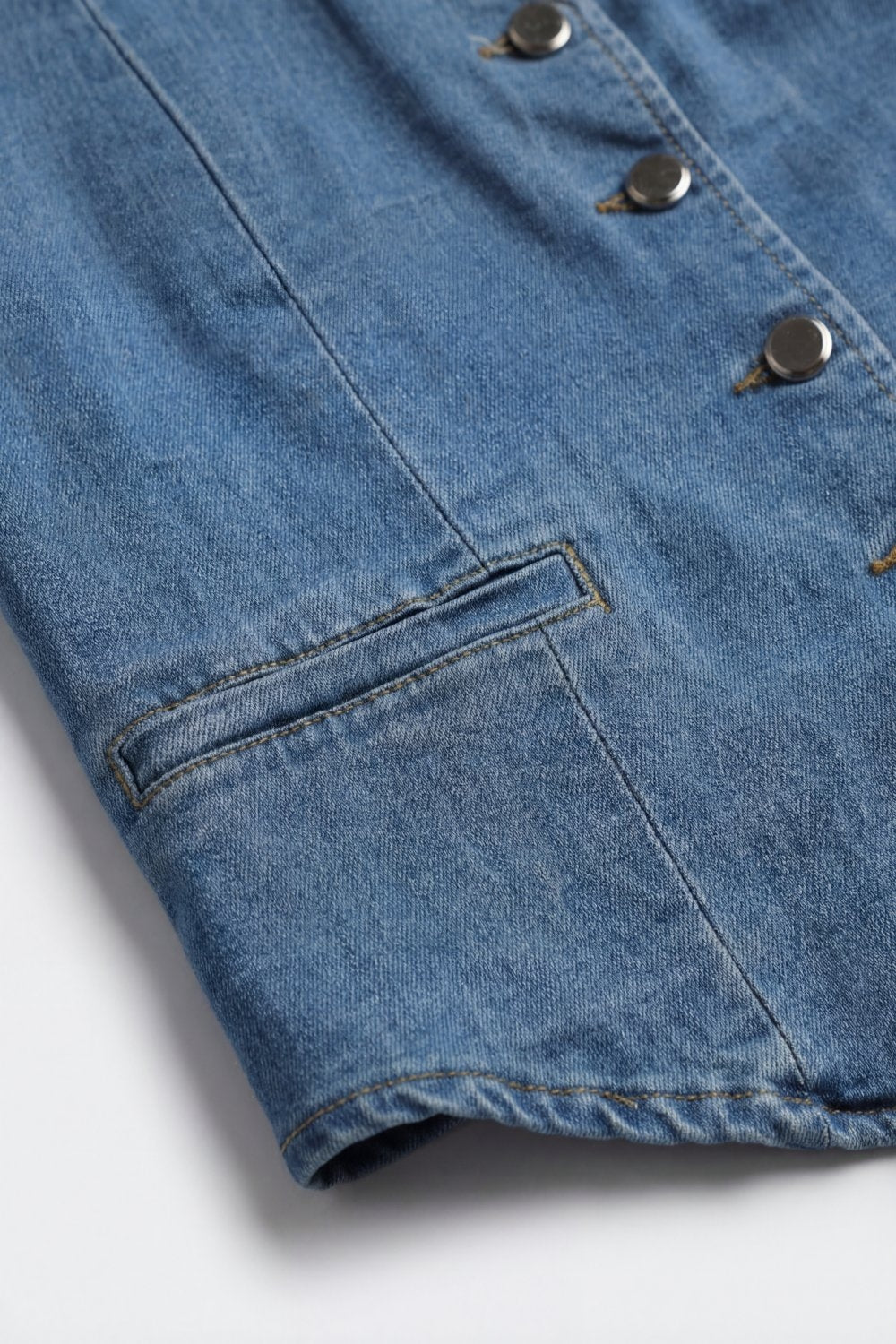 Colete Jeans Azul Claro com Fechamento de Botão