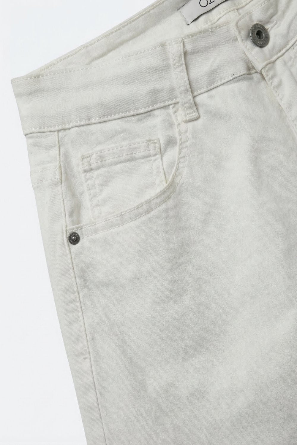 Bermuda Jeans Branca com Comprimento até o Joelho e Perna Larga