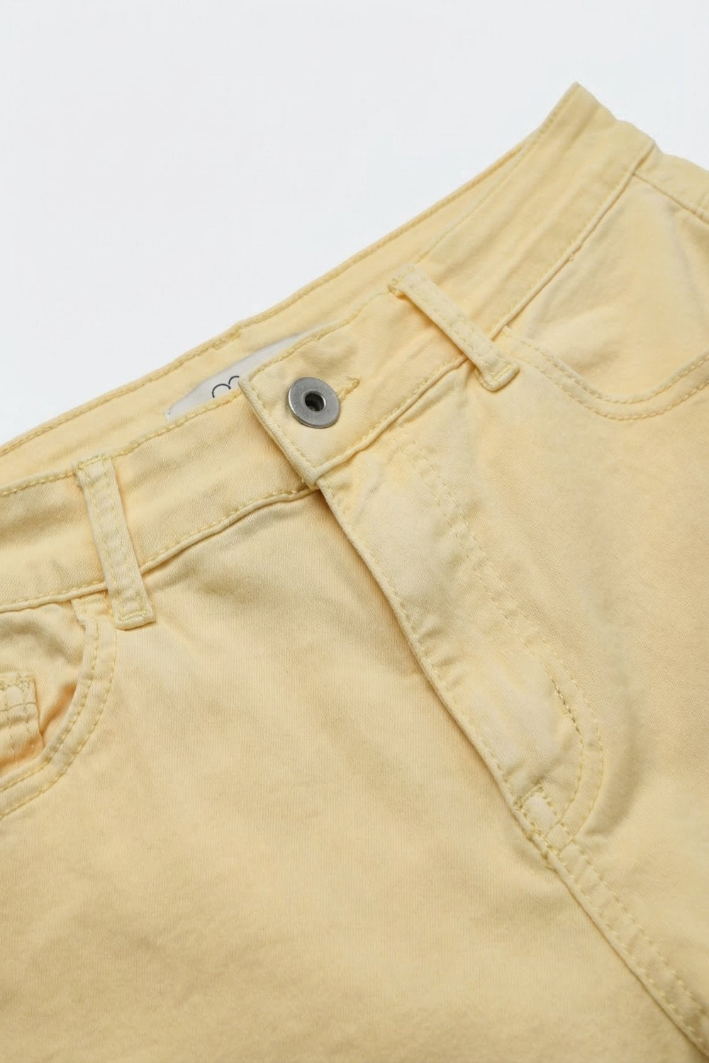 Bermuda de sarja stretch em Amarelo Manteiga