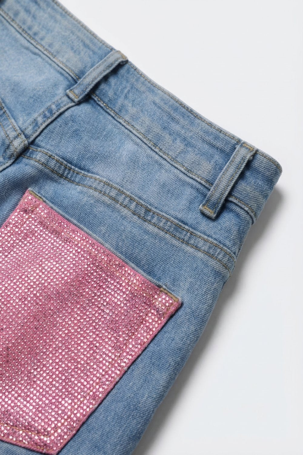 Jeans de Denim Azul Claro com Pernas Largas e Bolsos Traseiros em Strass Rosa