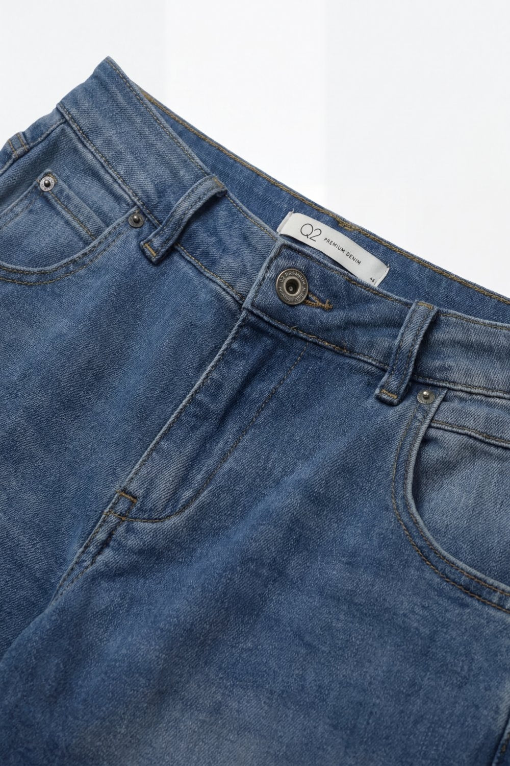 Jeans com Perna Curvada de Lavagem Média com Costura na Barra Dobrada