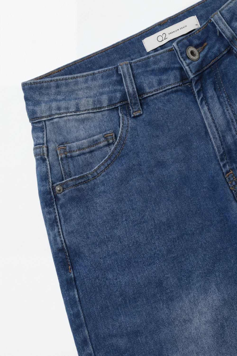 Jeans Azuis de Caimento Solto com Lavagem Clara e Costura Lateral