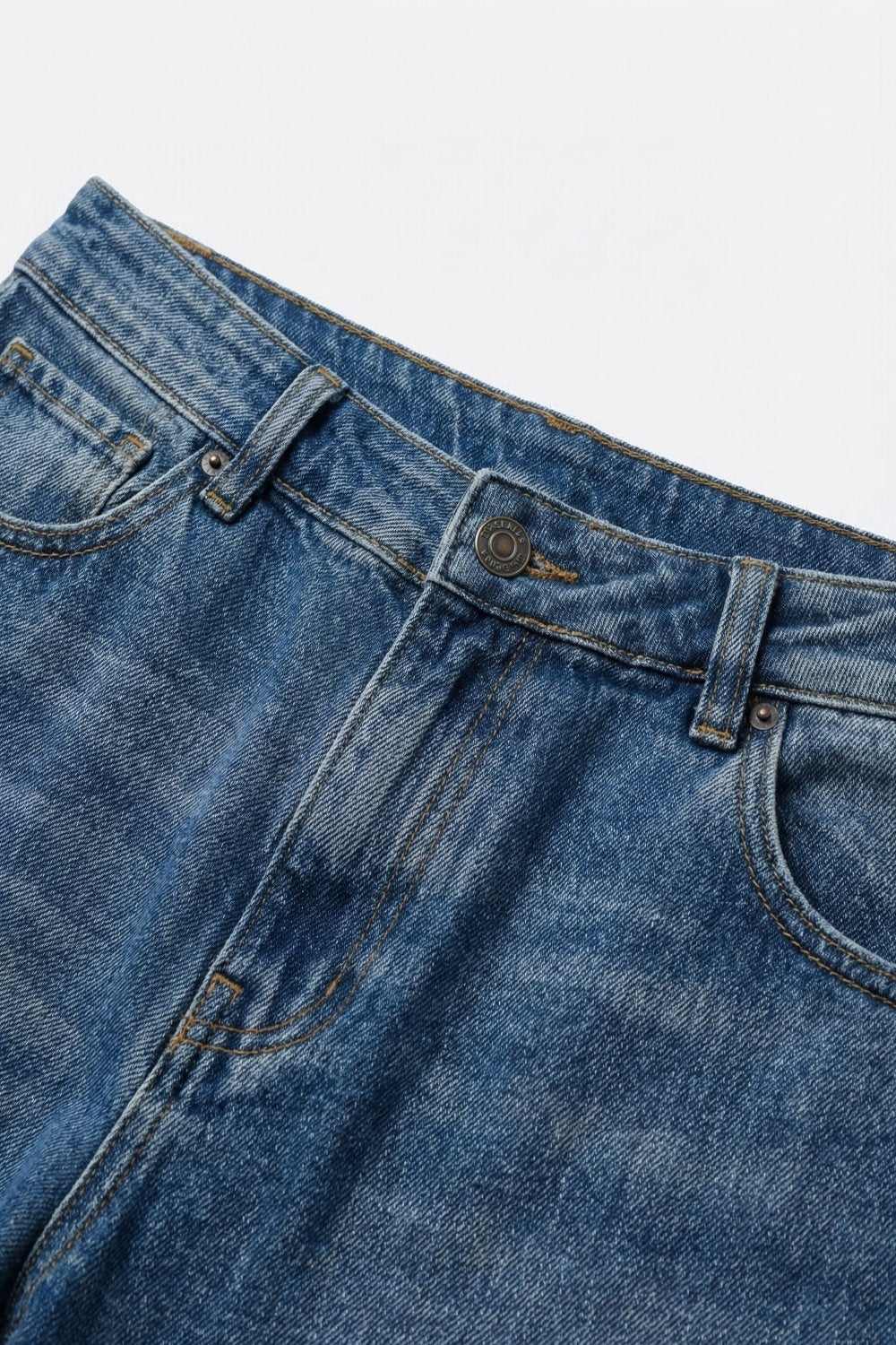Jeans de Perna Barril com Lavagem Clara e Detalhe de Costura no Joelho