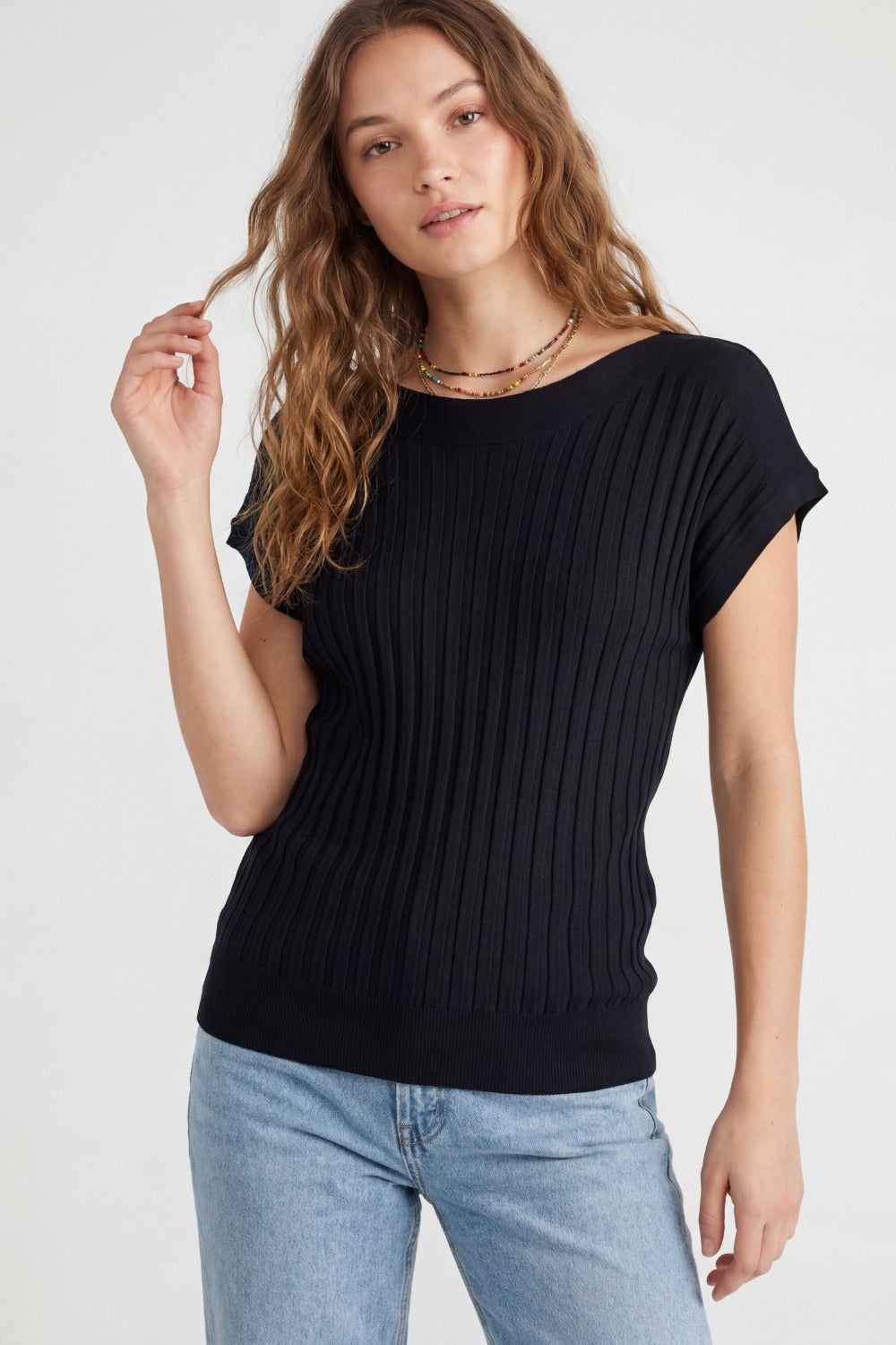 Camisola preta de malha fina com gola redonda