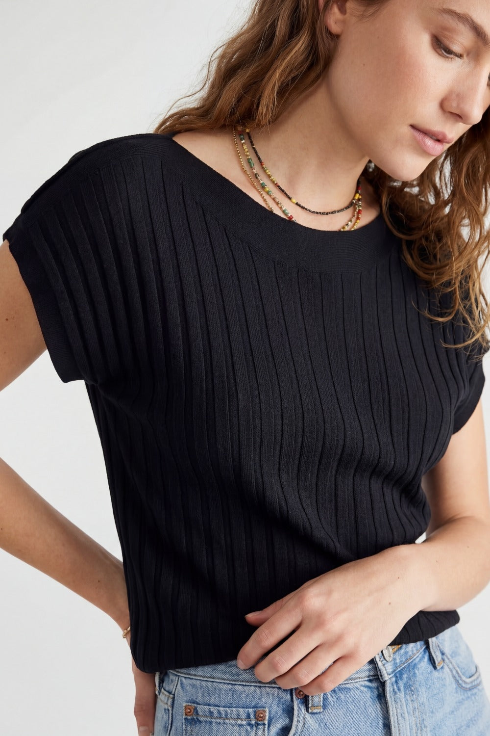 Camisola preta de malha fina com gola redonda