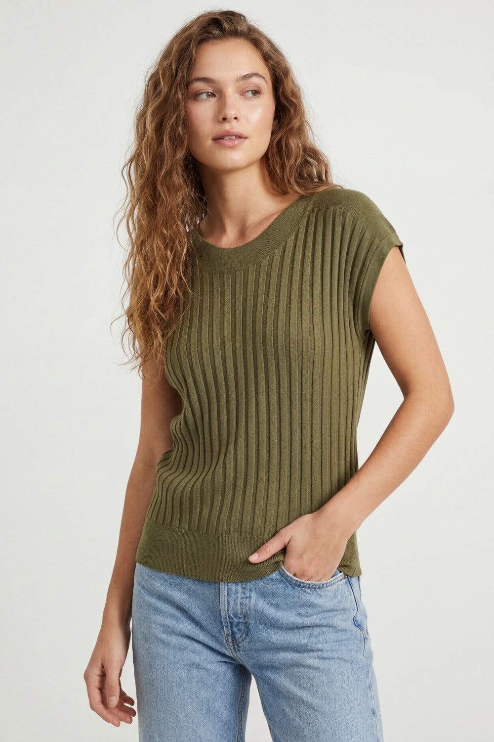 Camisola de malha fina caqui com gola redonda
