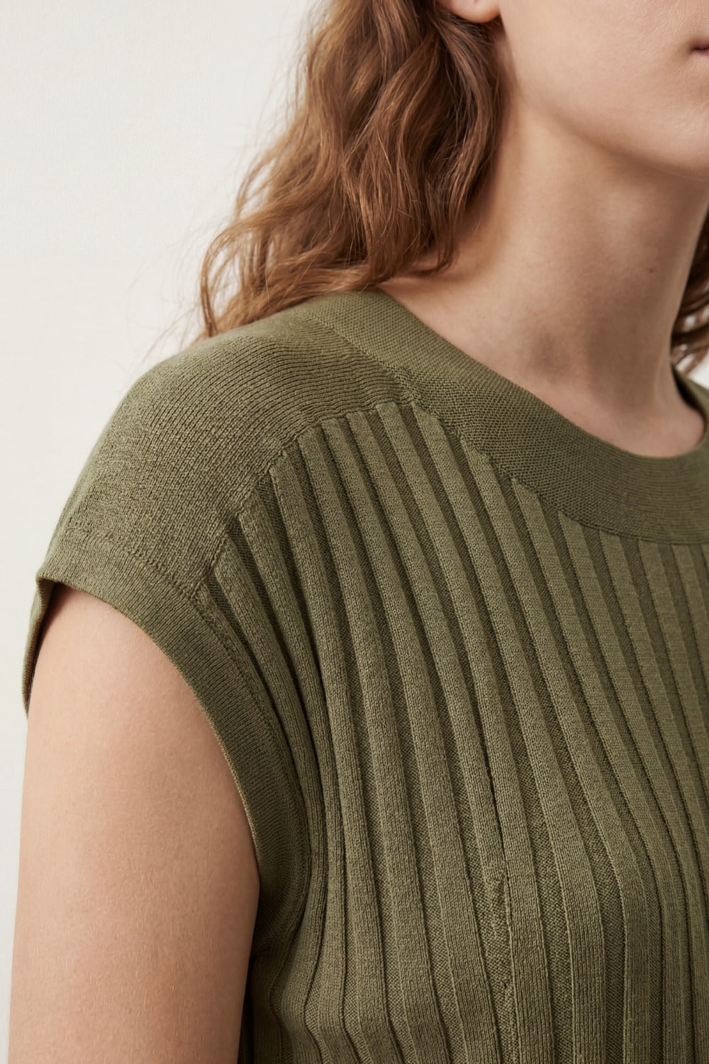 Camisola de malha fina caqui com gola redonda