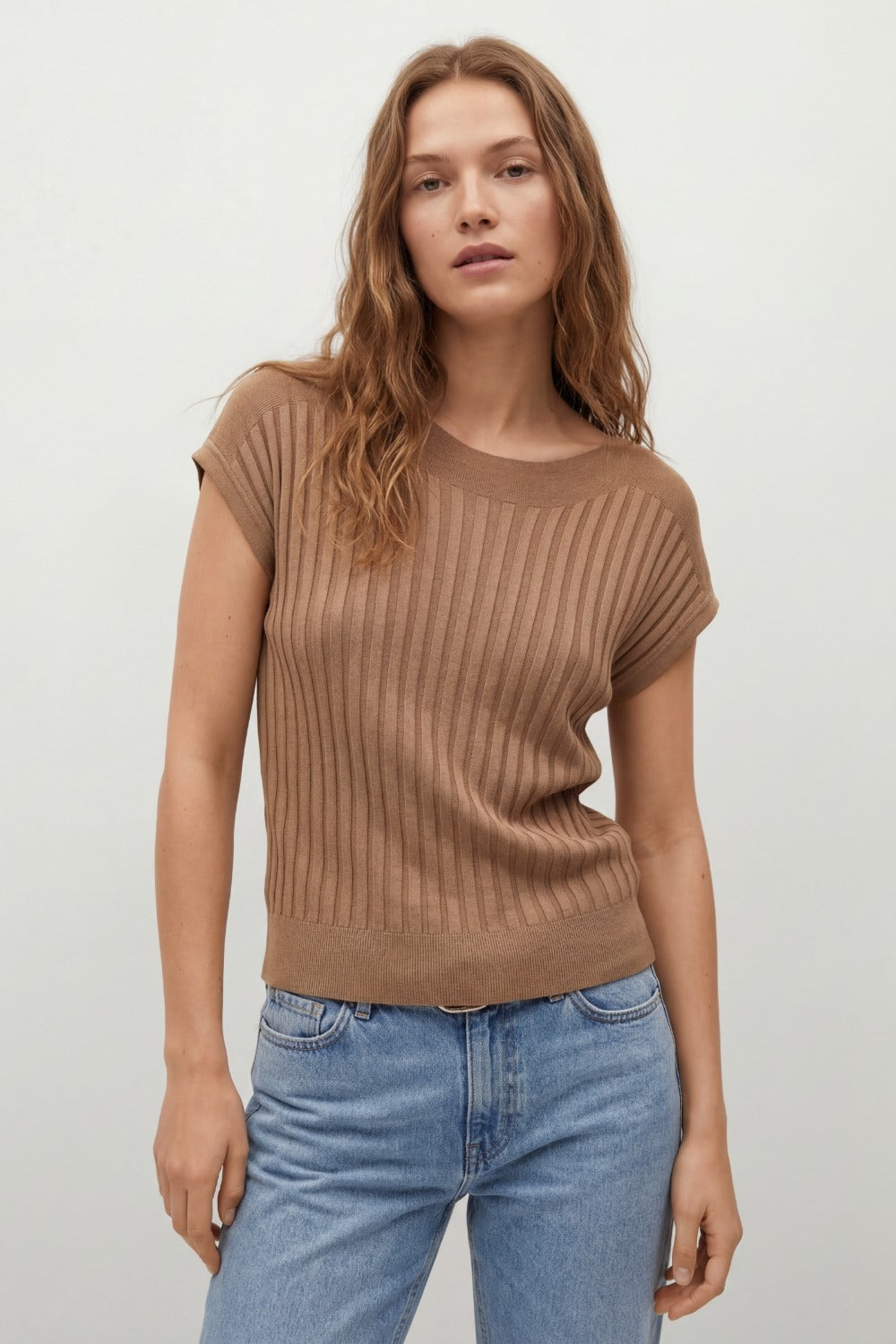 Camisola de malha de canelados finos com gola redonda