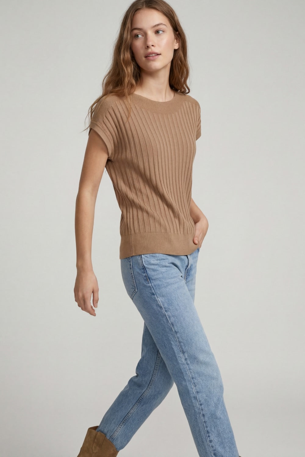 Camisola de malha de canelados finos com gola redonda