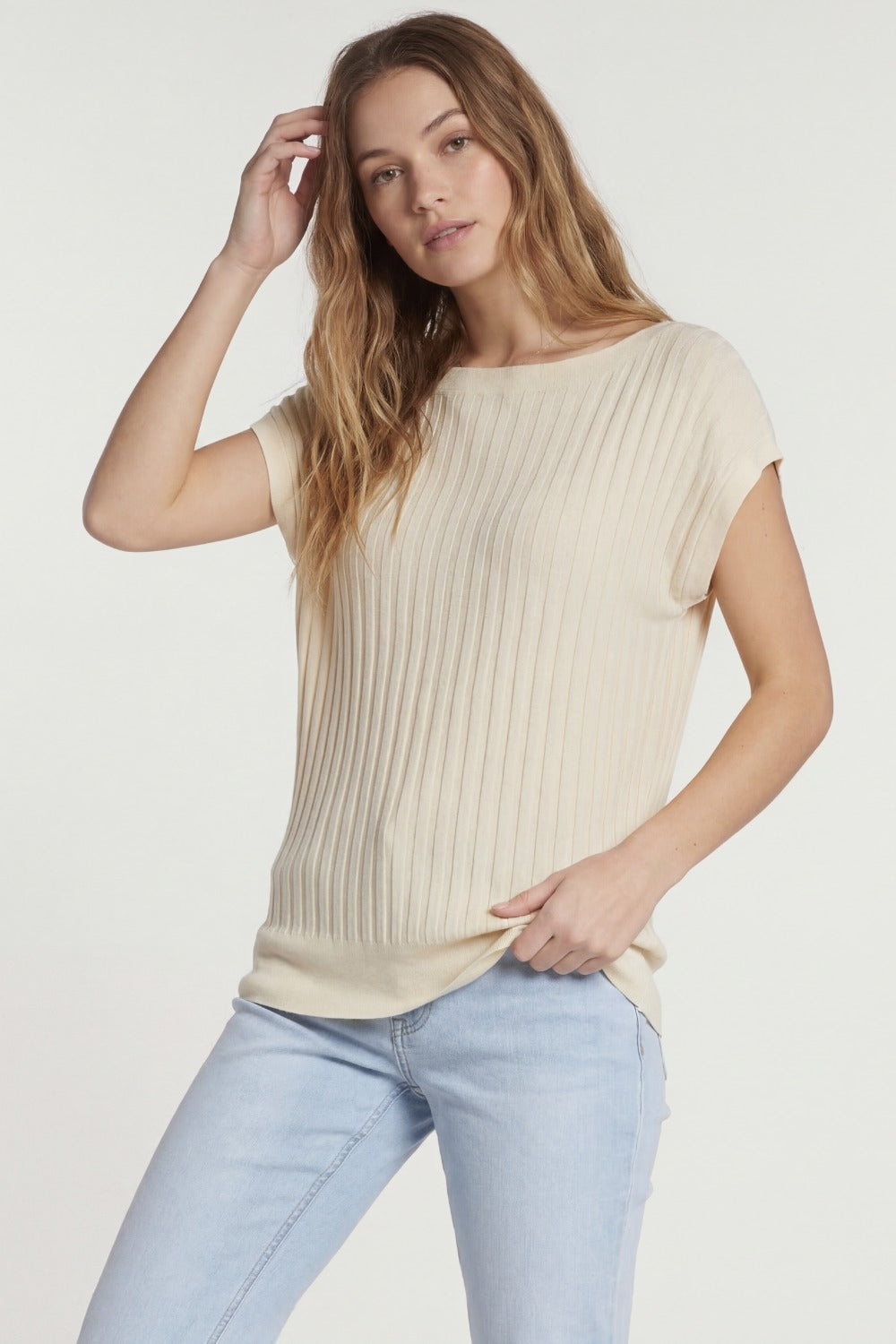 Camisola de malha fina bege com gola redonda