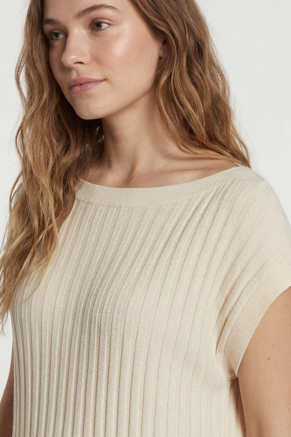 Camisola de malha fina bege com gola redonda