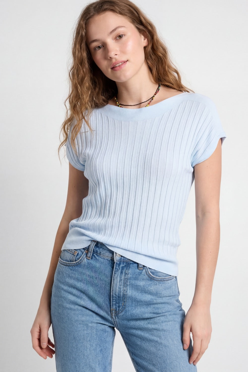 Camisola de malha de canelado fino azul claro com gola em barco