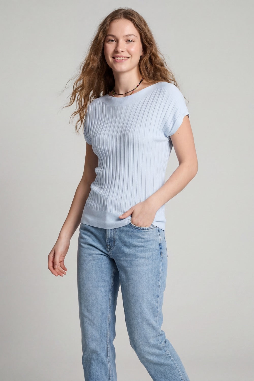 Camisola de malha de canelado fino azul claro com gola em barco
