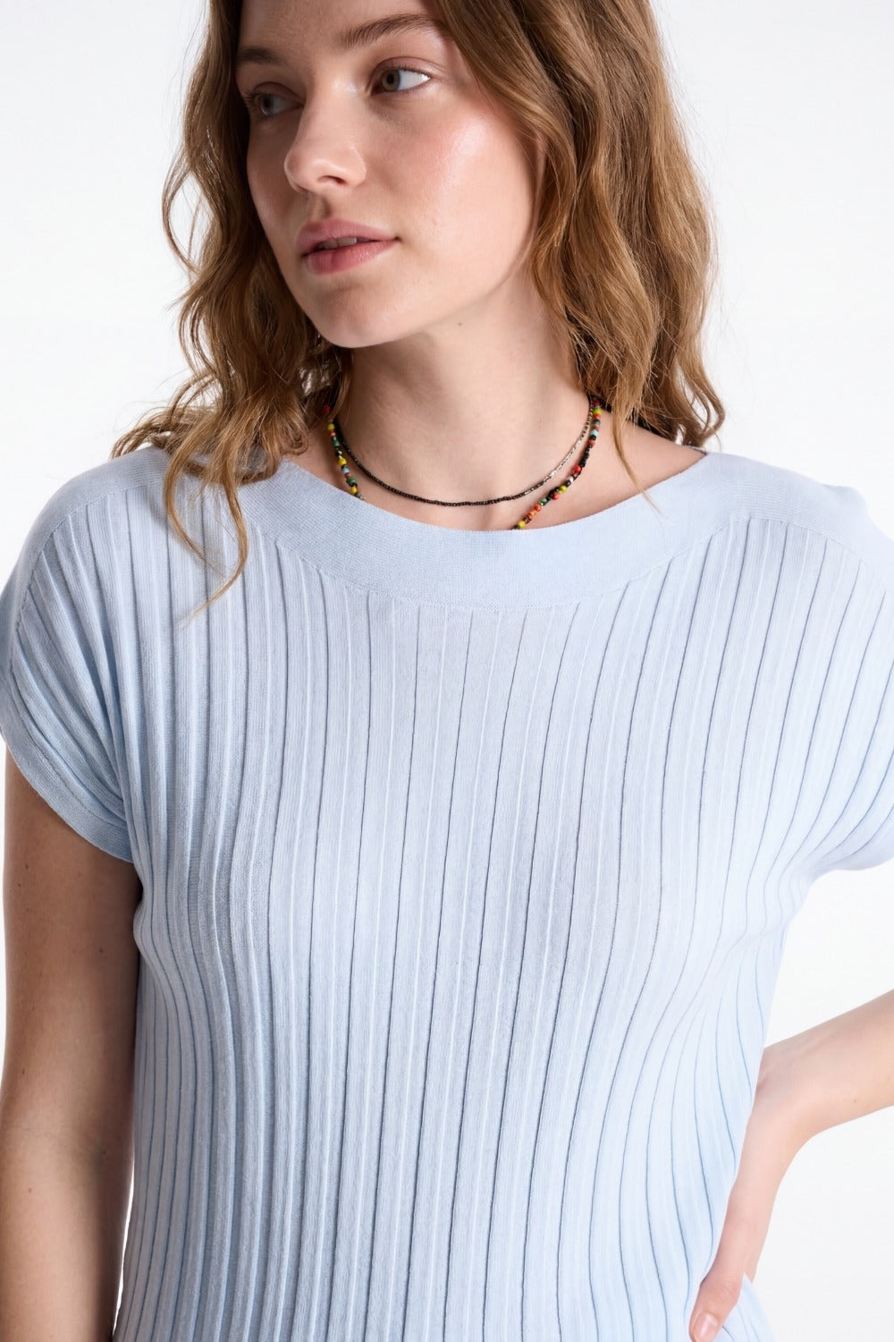 Camisola de malha de canelado fino azul claro com gola em barco
