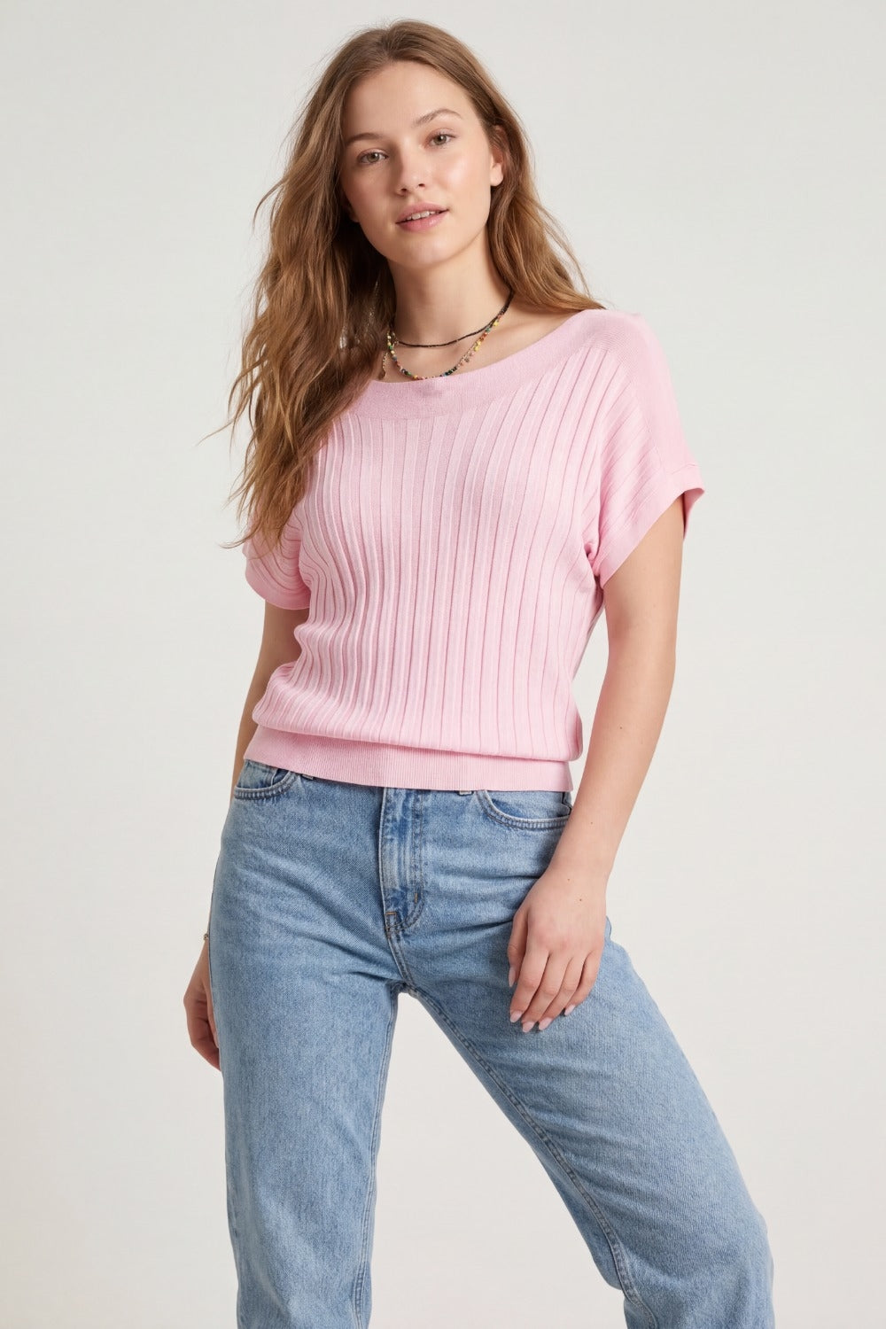 Camisola de malha canelada fina cor-de-rosa com gola em barco
