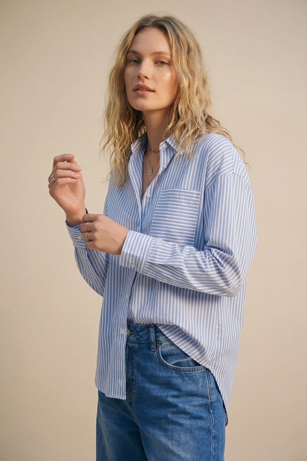 Camisa com botões de ajuste descontraído azul claro às riscas