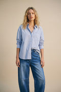 Camisa com botões de ajuste descontraído azul claro às riscas