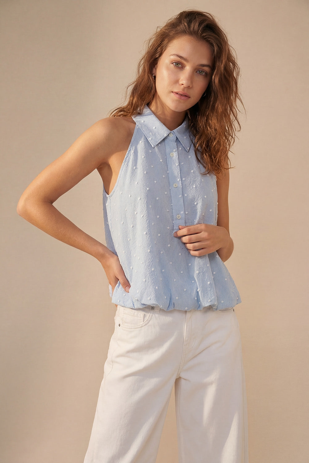 Blusa Azul Claro Bordada com Bolinhas e Botões