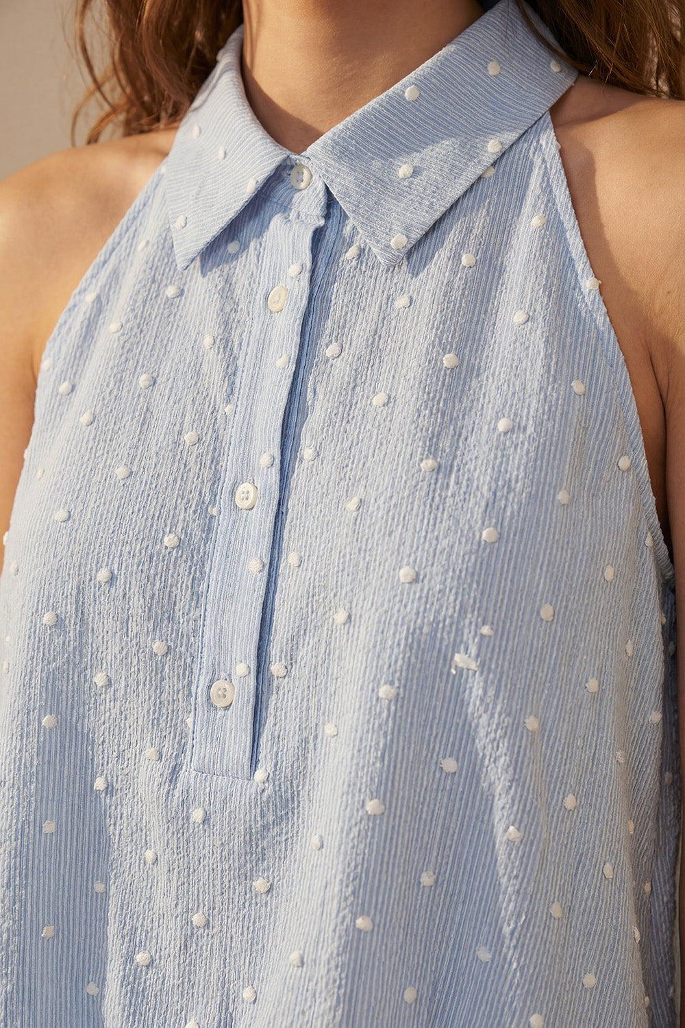 Blusa Azul Claro Bordada com Bolinhas e Botões